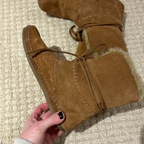 Toms Tan Moccasin Winter Boots with Faux Fur Trim - Picture 4 of 7